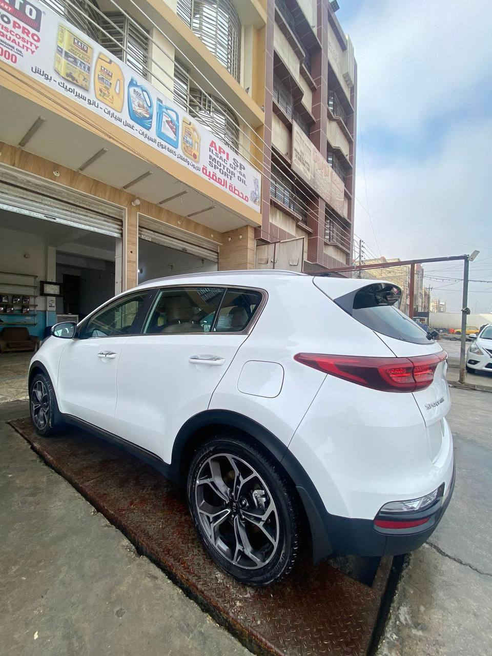 سبورتج ٢٠٢٠  جي تي لاين اعلى فئة  
فول مواصفات  خليجي مكفول 
عدا طخة دراجة خفيفة باب السائق 
 رقم بغداد بأسمي
-بصمه عدد٢
- نوعين قياده عادي +اوتوماتيك
-ترحيب عند الاقتراب مري شفط
- ثلاث انواع انظمة قياده 
- ⁠منضومة زنون 
-صندوق كهربائي
-فتحه بانوراما
-شفتات ستيرن
- داخل عسلي 
- اوتو بارك
- حساس تنبيه امامي و خلفي 
- اشاير بالمري 
-تبريد امامي خلفي قطعتين 
-تجوة بالمقاعد الخلفية
- شاشة كبيرة خرائط
-تحكمات جهتين  
-مانع انحدار 
- كشنات جلد 
- كروز سرعه 
- مانع انزلاق 
- مكينة 2000 دوش 
- ⁠ماشية ٩٦ الف كيلو
- ⁠السعر ٢١٥ وبيها مجال 
-مكان سيارة بغداد -البنوك
-للاتصال ***********
