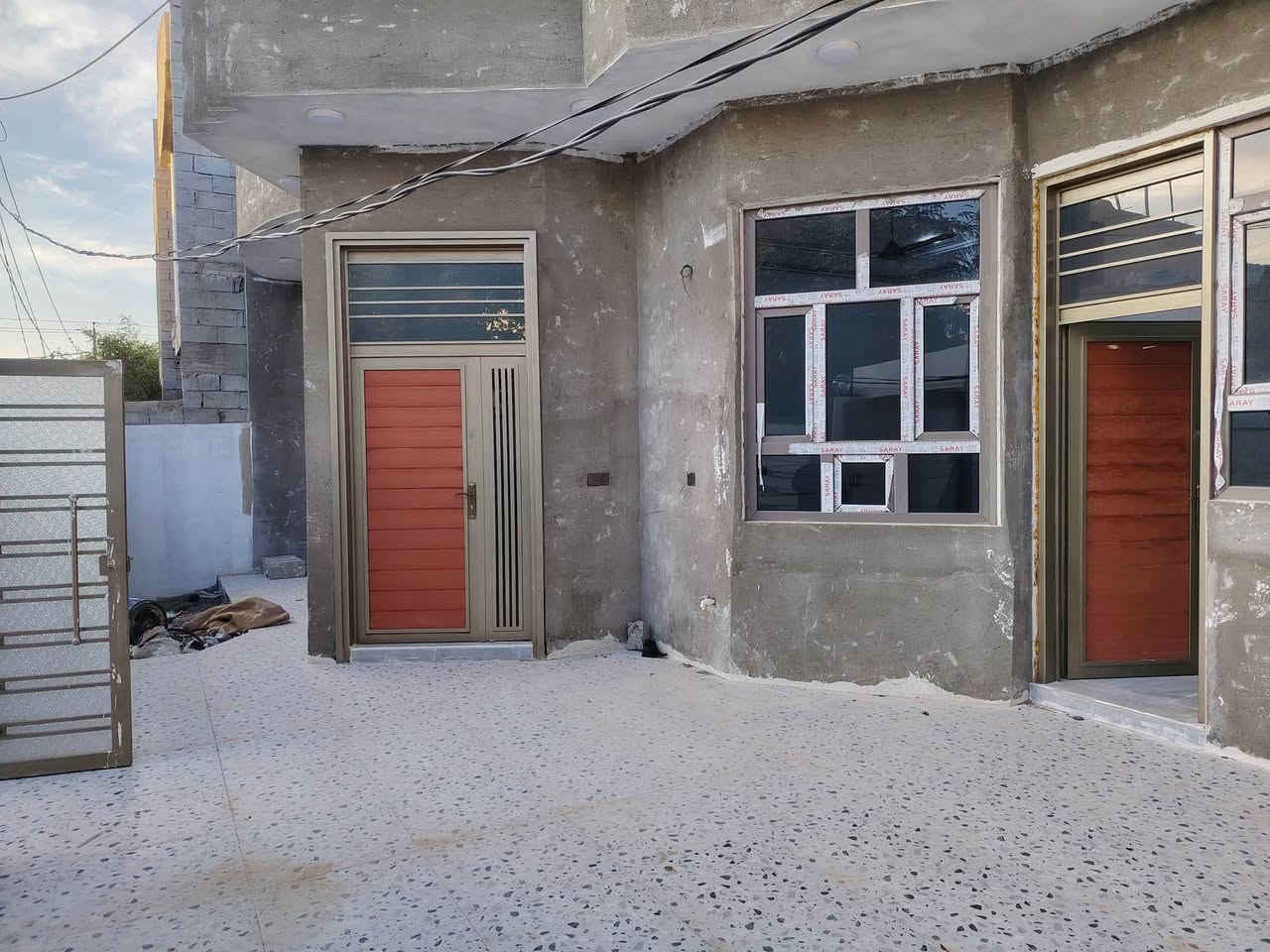 السلام عليكم دار للبيـع 
#طابو_زراعي_سند٢٥ الموقع حي الخضراء الثانية منطقة البوقصة المساحة ٢٥٥ متر بناء حديث بعدة مامسكون طابق واحد يحتوي على استقبال ٨*٤ ومطبخ ٦ *٤ حار وبارد وغرفتين نوم مساحة كل غرفة ٥ * ٥ معه مجمع درج ومنور صحيات داخلية وخارجية ابواب وشبابيك تركي درجة اولى جميع ارضية الدار سيراميك لحد باب الكراج وسقوف ثانوية جميع غرف الدار مع البيتونة الدار كامل مراوح وكهرباء وماء مغاسل كيزر كامل بدون اي نقص  ٠٠٠ للاستفسار عن السعر اتصل ع رقم ***********
