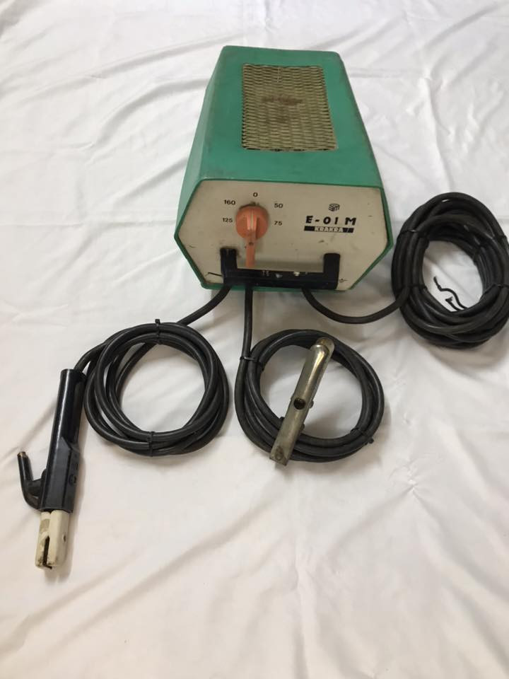 السلام عليكم اخوان ماكنة لحام غنيه على التعريف أصلية سعر ٢٥٠/الف مكان بغداد ***********٠
