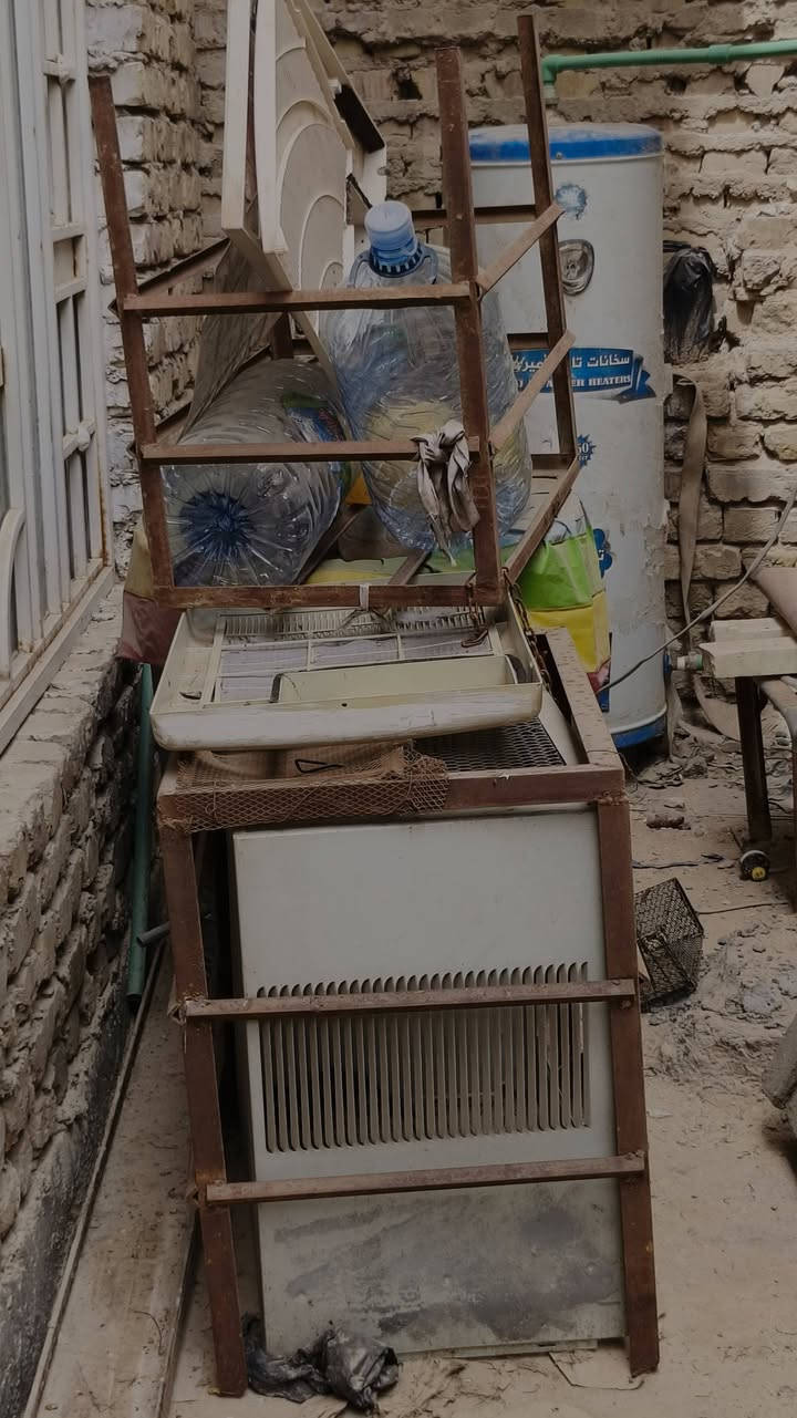 بيبان ٢ قديمات ثكال ونظيفات الواحد على 40 الف 
واقفاص٢ مال مكيف  نظيفات الواحد على 30الف
***********
مكاني كوت

