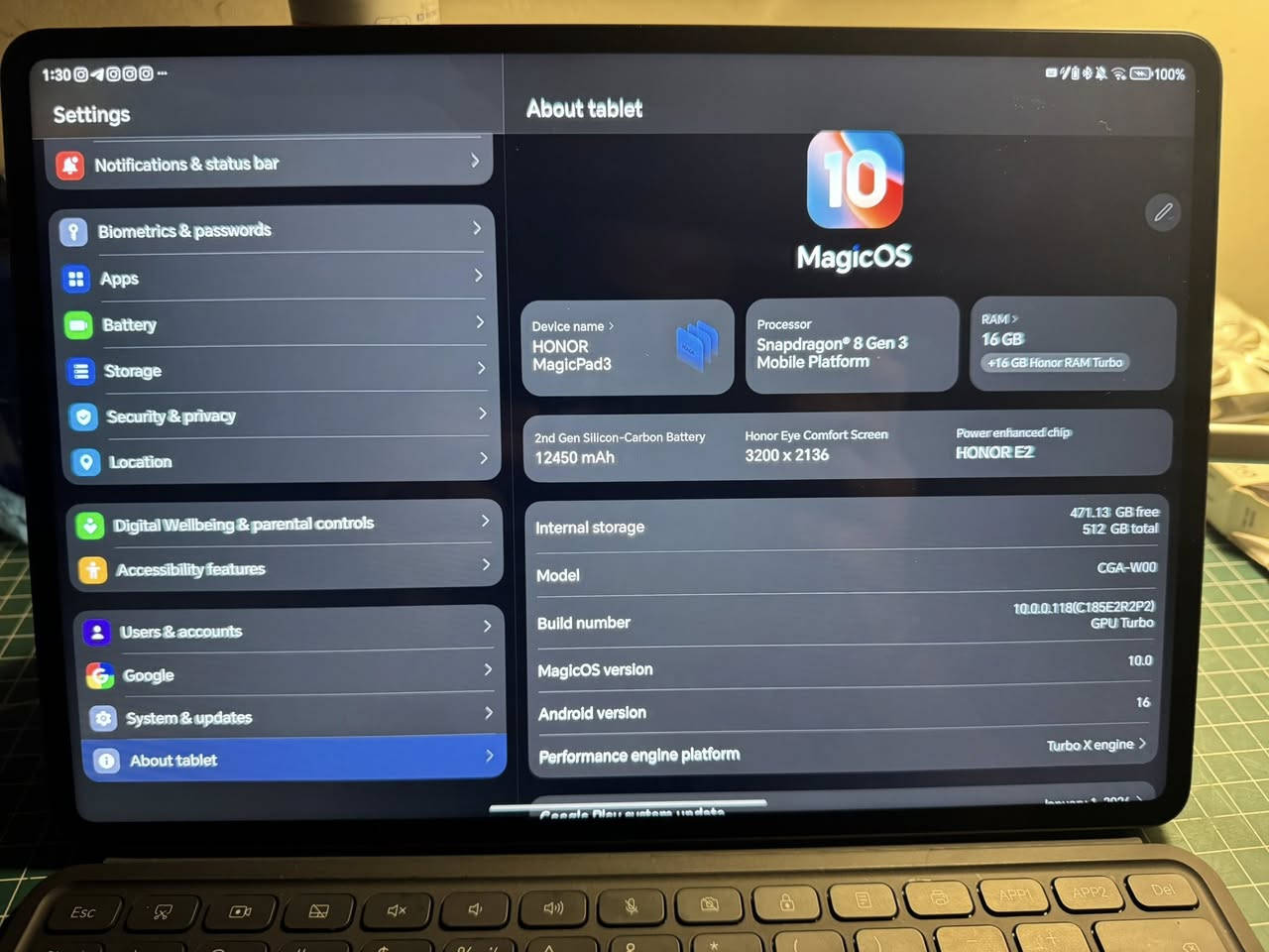 السلام عليكم
Honor magicpad 3
الاحدث من اونر 
نظافة 95%
بطارية 100%
استعمال قليل اقل الشهرين
يجي وياه كامل ملحقاته 
كيبورد 
وقلم 
رام 16
تخزين 512
رايده ب 850 وبي مجال بسيط للشراي 
للتواصل واتساب 
***********

