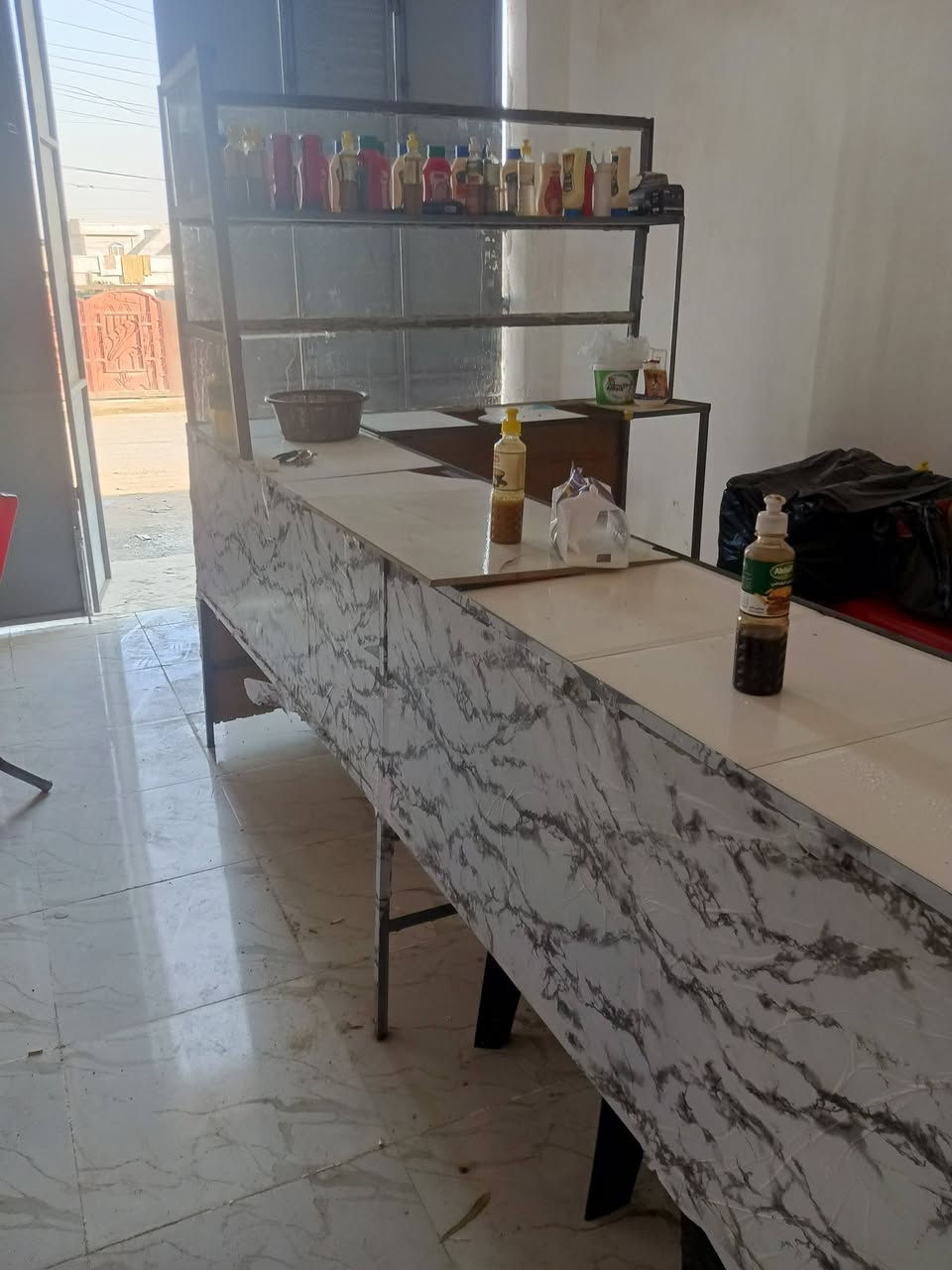 كريل بركر +ميز حديد مسدس طول3*2 عرض 40 سانتيم عليه قاعده مال كريل البركر +ميوزة طعام عدد 4 +كراسي 4 +مقعد ثلاثي +سنك+ثلاجه يعني غراض مطعم كامله بس تفتح مشروعك 
للاستفسار الاتصال على الرقم ***********
ملاحظة ابيعهن شلعه وحده مابيع مفرد اليحتاجهن يخابرني 
سعرهن 600 الف كلهن
