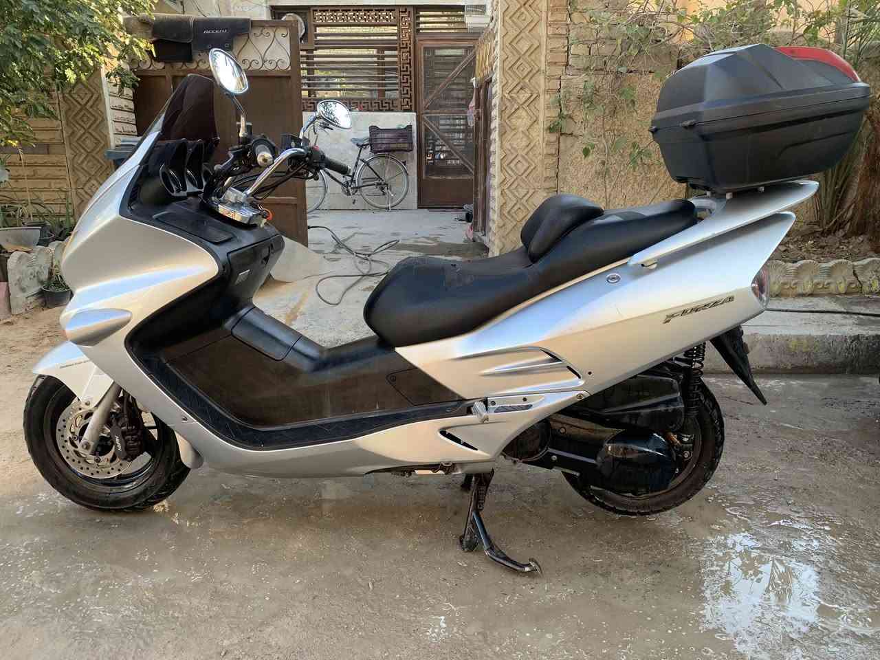 السلام عليكم
دراجة فورزا سويج ٠/٦ مكفولة محرك وكلجات وكفرات قطرة صبغ مابيها  
وجاهزة من كلشي تايرات بعدها بلاد كلشي بلاد بيها 
ماشيه ١٦ الف حقيقي كهرباء كلها شغالة 

مي شركة 
دهن شركة 
ستيرن نيكل 
وجنطة كبيرة 
مرايات نيكل 

رايدها بمليون ٢٠٠  

مكاني بغداد حي الجهاد 

***********
