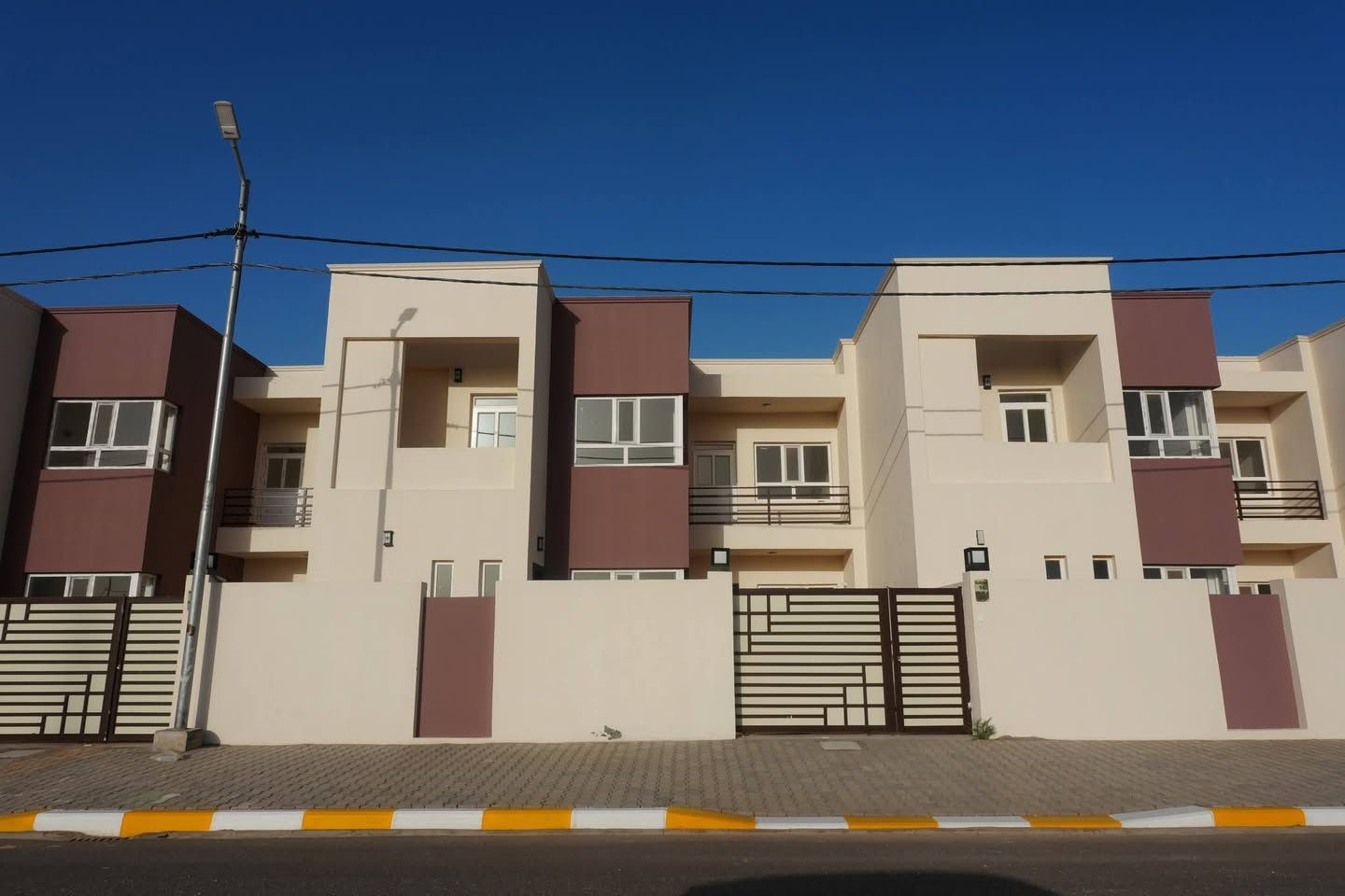 🏠 مساحة دار 200م² | جاهز للسكن

في مجمع المرتضى السكني – من أرقى وأهدأ المجمعات

💰 المقدمة: 79  مليون دينار 

بقرض عقاري بقيمة 110 مليون على المصرف العقاري 

بناء درجة أولى | تشطيب عالي | تخطيط مثالي

🔹 تفاصيل الدار:

• طابقين – بناء طابوق جمهوري

• 3 غرف نوم + صحيات متكاملة

• صالة كبيرة جدًا + استقبال فخم

• مطبخ عملي + 🚘 كراج سيارة كبير

• 🌿 حديقة واسعة

📌 موقع ذهبي واستراتيجي: في مرحله اولى + خلف التجاري  + ثاني بيت على السنتر + + قرب شارع العام 

سهولة وصول + خدمات قريبة + هدوء تام

👇 👇 تحب تشوف الصور والتفاصيل الكاملة؟

اكتب (تم) بالتعليقات

وتوصلك كل التفاصيل فورًا على الخاص 📩

📞 للتواصل / اتصال أو واتساب:

***********
***********

☎️ 

ملاحظه يتوفر لدنيا كافه المراحل و المساحات في مجمع البوابة و نستقبل كافة عروض و مساحات لديكم
