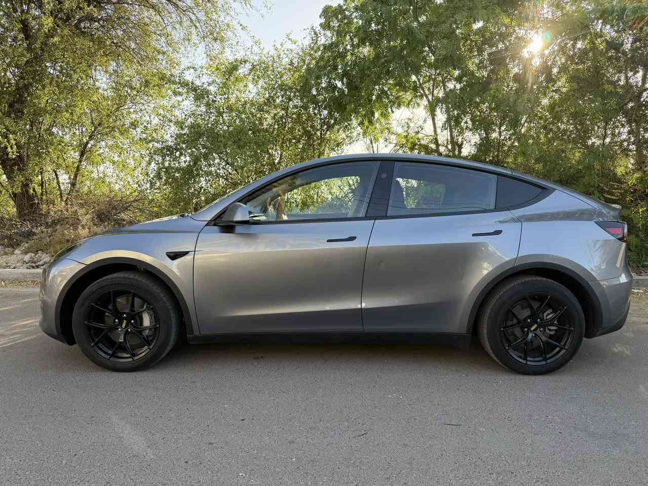 Tesla Model Y 2025 Long Range
العداد:- 3.000Mile شبه زيرو
أعلى كيلو متر بالشحنة الوحدة 570كم

أون لاين اخر تحديث 

الحادث:- قطعة وحده جاملغ مبدل أصلي نفس اللون بس صبغته
أيرباك مقاعد وبرده  مصلح
( صور الحادث مرفقة )

عليها ويل BBS Forged أصلي 
أطارات كونتنل مبطن
سيارة كلش جديدة ونظيفة

السعر 23.800$ 
وبيها مجال بسيط

الموقع بغداد الاعظمية
***********
