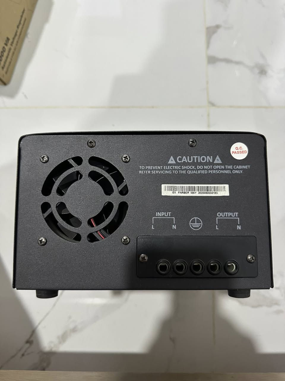 للبيع مستعمل قليل و نظيف جدا منظم فولتية FARBER 3000VA
* الموديل: FA-AVR-100V-3000VA
* السعة: 3000VA
* مدى الفولت الداخل: 100V - 270V
* الفولت الخارج: 220V
* شاشة رقمية لعرض الفولت الداخل والخارج ونسبة الحمل
* حماية من ارتفاع وانخفاض الفولت
* حماية من الحمل الزائد وارتفاع الحرارة
* كفاءة تشغيل أكثر من 97%
* مروحة تبريد داخلية
* مع الكرتون الأصلي
* الحالة: ممتازة ويعمل بكفاءة عالية

مناسب لحماية أجهزة المنزل، التلفزيون، الراوتر، الحاسوب والأجهزة الإلكترونية من تذبذب الكهرباء.

ملاحظة: هذا النوع منظمات الفولتية (AVR) وليس UPS، يعني ينظم الفولت ويحمي الأجهزة من الارتفاع والانخفاض لكنه لا يحتوي بطارية احتياطية عند انقطاع الكهرباء.
السعر : 120 الف و بي مجال للشراي 
مكاني : مجمع بوابة الكاظمية 
واتس اب : ***********
