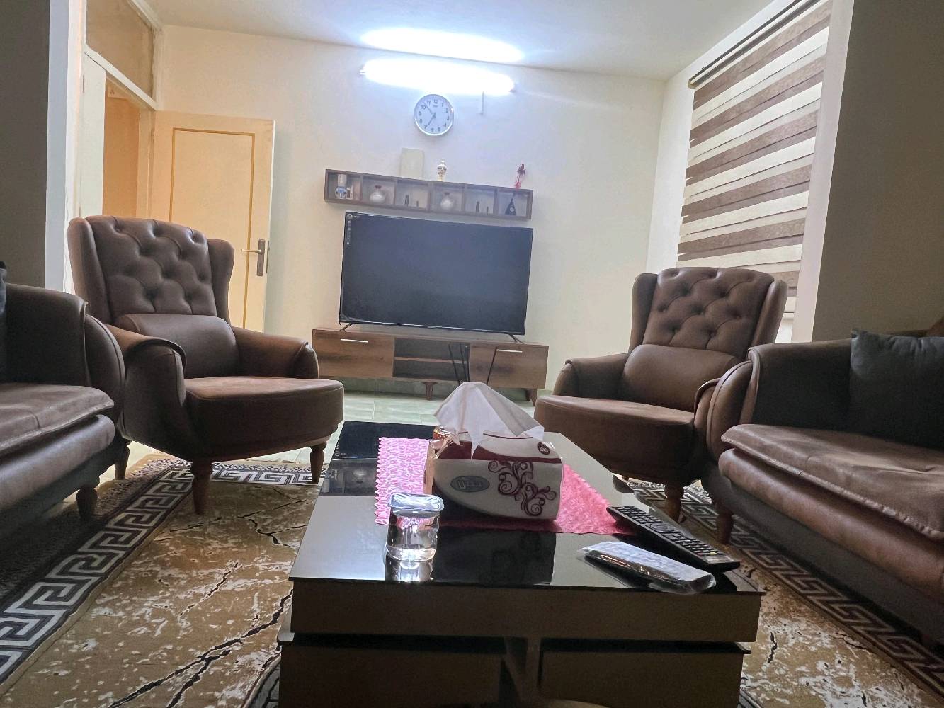 شقه للايجار في مجمع سبع ابكار او عبد العزيز في صدر القناة  طابق ثاني 
 غرفتين وصاله ومطبخ وخدمات 
 العماره مكونه  فقط من ثلاث شقق 
 ارضي ،اول وثاني
الشقه مؤثثه اثاث كامل
الايجار600الف 
توجد عموله دلاليه 
*********** واتساب او اتصال