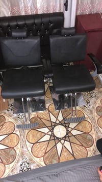 غراض للبيع  كراسي حلاقة ٢ وقنفة وحده وفاترينة وحده  غراض كولش نظيفات ا...