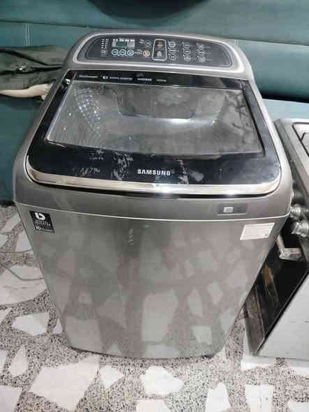 توجد اغراض شقه للبيع مكان بغداد حي الجهاد للاستفسار *********** مستعجل ع بيعتهن عندي شيله
