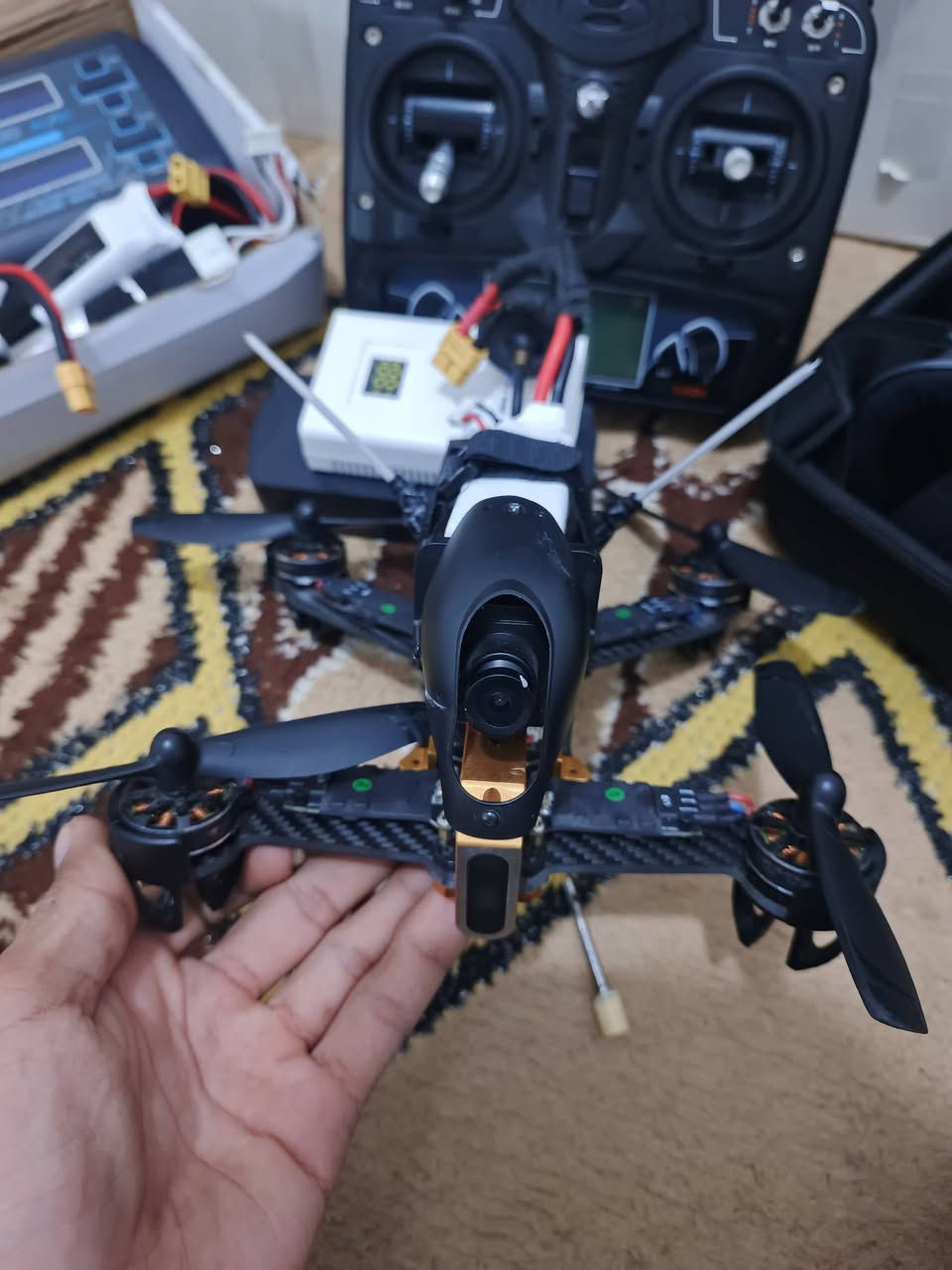 سلام عليكم درون FPVدرون مستخدمه استخدام قليل كلش الله شاهد ويه بطاريات وشاحنات 3ونضاره وكارتونته كامله مدى 4كيلو رايده ب625وبيه مجال والله ماخذ بس الدرون ب600درون بعده جديده وبيه فطر برجل ما يأثر لا على الفريم ولا على المحرك ابد تكدر تبدل الرجل عادي محركات قويه وسريعه كلش 2500KVوهاذه رقمي راسلني واتساب وان شاءلله خير ***********
