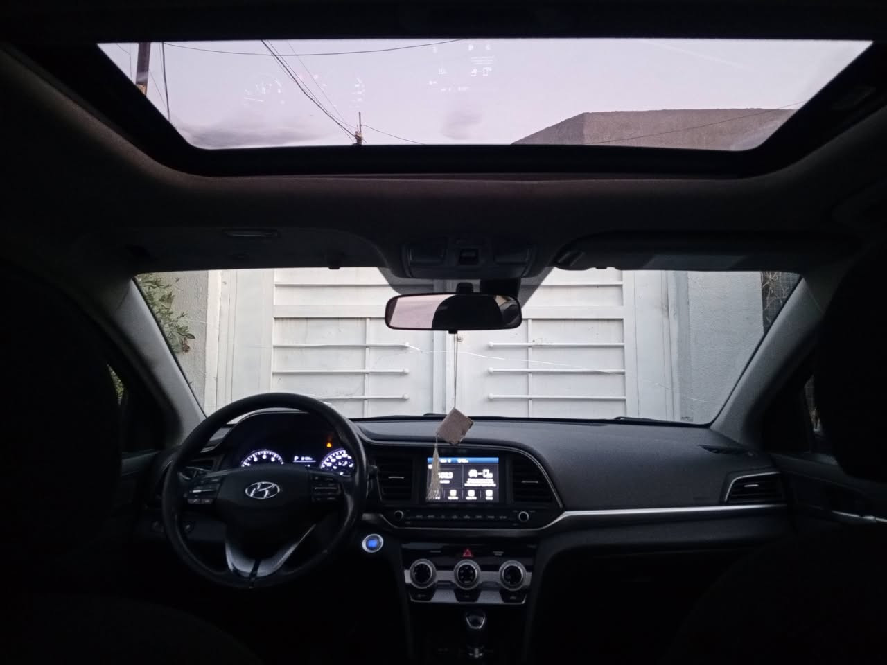 النترا ٢٠٢٠ فول مواصفات ١/١ 
رقم اربيل 🇮🇶
المواصفات 👇🏻
محرك ٢٠٠٠ دوش 
كير AT
بصمة تشغيل . بصمة ابواب 
فتحة سقف  . إشارة في المري
رادار تنبيه   .  شاشة كبيرة بلاد 
كاميرا دوار  . ويل كروم بلاد 
بيها بعد كثير مواصفات بالفول 
بيع او مراوس/ العنوان بغداد ***********
