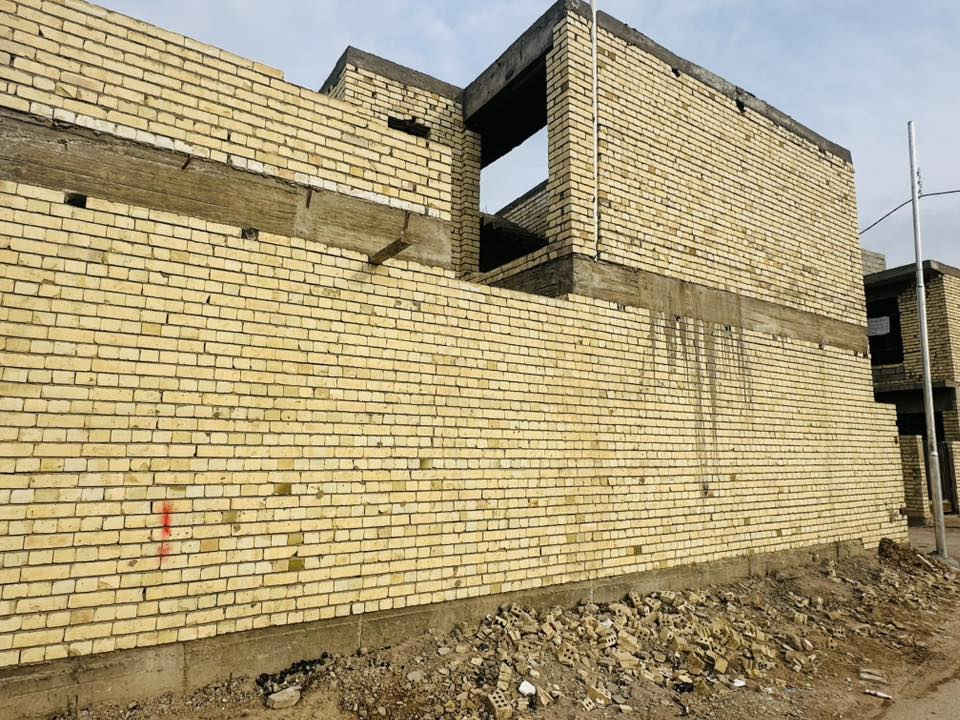 سلام عليكم بيت البيع هيكل بس بياض وكهربائيات وكاشي 
مساحا البيت 85 متر 🏠 البيت ركن 🅿️ 
بناء 2026 جديد رباط وسكف مسلح 
رفت ومجاري درجه اولا 
البيت زراعي 117 الفرع كله فلل خير من الله 
عنوانه بغداد الدوره البعيثه الاهواشى 
بنص السنتر الفرع مقابيل صيدليت البسمه الحيات 
البيت يتكون من ستقبال 
غرفه نوم جوه 
حمام كبير 
منور داخلي طابق الاول 
طابق الثاني صاله 
غرفه نوم فوك 
حمام طابق الثاني
سعر البيت 64 مليون وقابل التفاوض 
عادي إذا اكو سياره عدك وفرق الباقي 
الهاتف *********** 
اني صاحب البيت
معلومه صغيره هاي الصور البنايات والفرع مقابيله نهايت الفرع البيت ركن 🅿️ ركن
