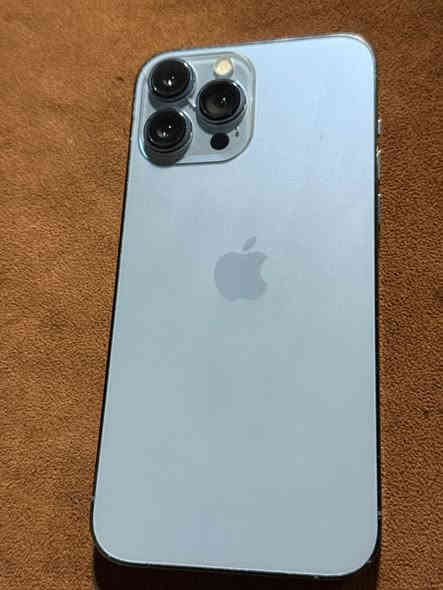 السلام عليكم عندي 13برو ماكس لون بحري مامفتوح بس البطاريه ٨٦ مرفوعه ١٠٠ وضهر مال الكامرات مفطور فقط بعد اي خلل مابي وكلشي شغال بي ذاكره 256 غراضه كامله لسعر ٦٥٠ وبي مجال تصال برقم ***********
