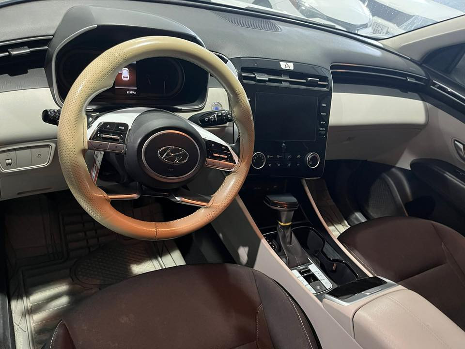 السلام وعليكم للبيع هوندا توكسان
موديل 2023 سيارة جديدة شركه 
فول مواصفات ماشية 62الف بيها شخط براس البنيد على كد كرت رقم اربيل شرط التحويل مكان السيارة تكريت السعر 205$وبيها مجال قليل للاستفسار اتصل 
هـ***********
