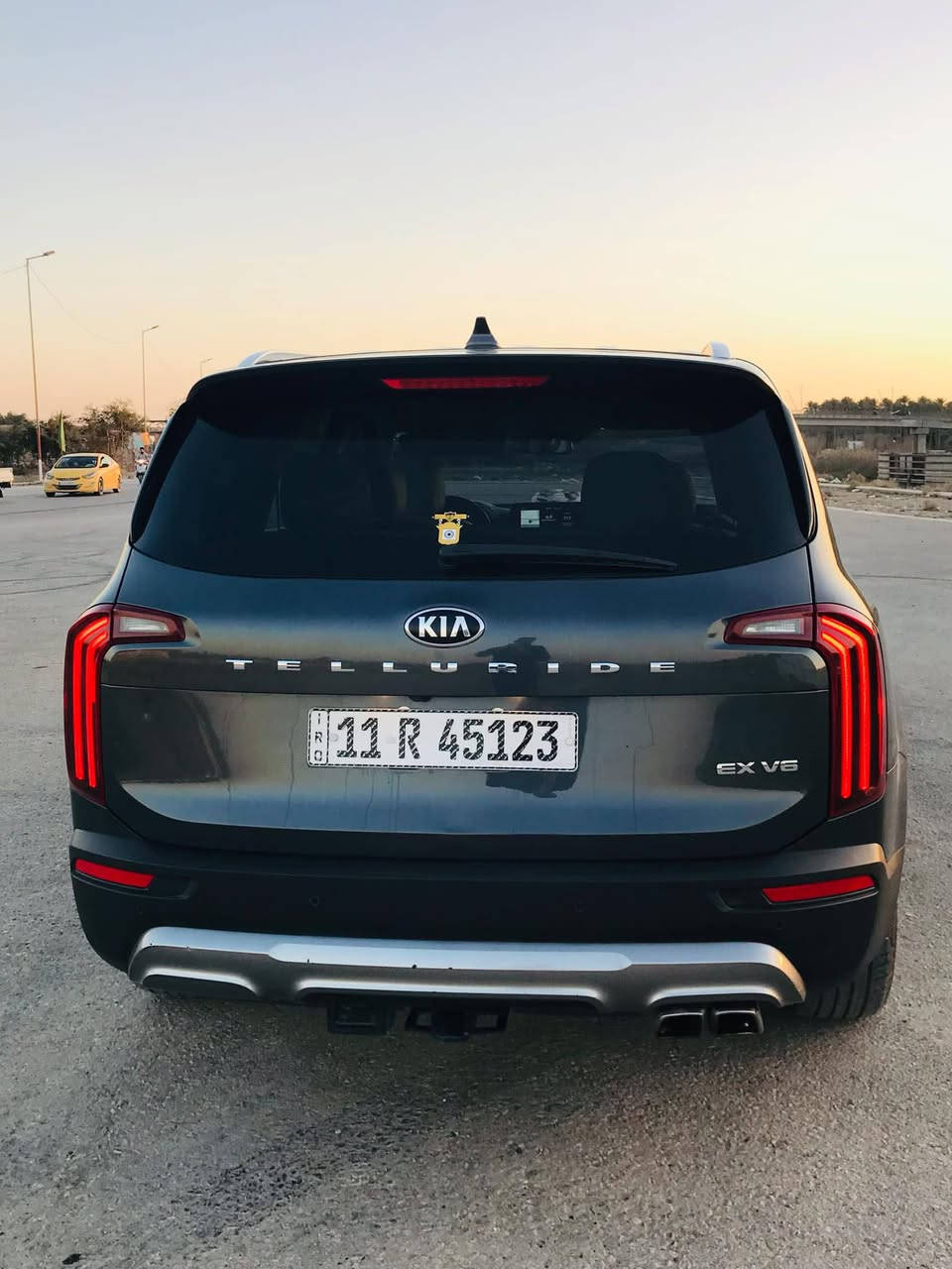 السلام عليكم
 
#للبيع سياره تولرايد  2021
امريكي  حادثها جاملغ وبنيد 
رقم بغداد دولي 

 مـواصـفاتها 
  فئة EX
  6 سلندر   3800
  بصمه تشغيل وأبواب 
  تشغيل عن بعد 
  صندوق كهرباء
  سايد بريك بصمه
   فتحة سقف
   داخل أبيض 
   7 راكب 
   كراسي جلد  
   كراسي VIP سياحي
   كراسي كهرباء 
   كراسي  تدفئه وتبريد 
   تبريد مناخي منفصل 
   كامره دواره
   شاشه كبيره
   حساسات خلفية
   توقف ذاتي 
   رادار محيطي
    تحديد مسار  
   اوتو هولد 
   أربع وضعيات قيادة 
   منافذ USB
   أشاير بالمري 
   ومري شفط 
   لايت زنون 
  عداد المسافه    68 الف ميل وقابل للزياده 

  #مكان السياره بابل المسيب 
  للاستفسار  الاتصال على الرقم   
***********
