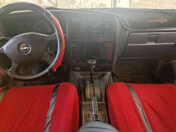 اوميكا 20  موديل 1992هزه جديده رقم نينوى مسطره باسمي  تحويل محرك وكير شرط توماتيك بدون صبغ ولا تقحيل طخم جديد كابون الكتروني بيها جامات الكدام كهربائي فتحت سقف كهربائي  كهربائيات كلها شغاله شاشه سماعات كلها شغاله الداخل البطاين كلها جديده تايات جديده ويل كب السياره كدام العين
السعر 45
 واللاستفسار على رقم ***********
