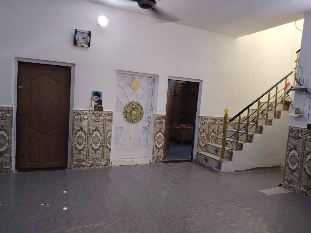 من رخصت الادمن
سلام عليكم بيت للبيع بل تقيه ثالثه قرب مجمع روان مساحته ٢٠٠بي غرفتين وصاله ومطبخ وبراني عكاده بناءبلوك سعر  65 بي مجال جاهز لسكن 🩷💝💕،  الرقم للتصال (***********)
