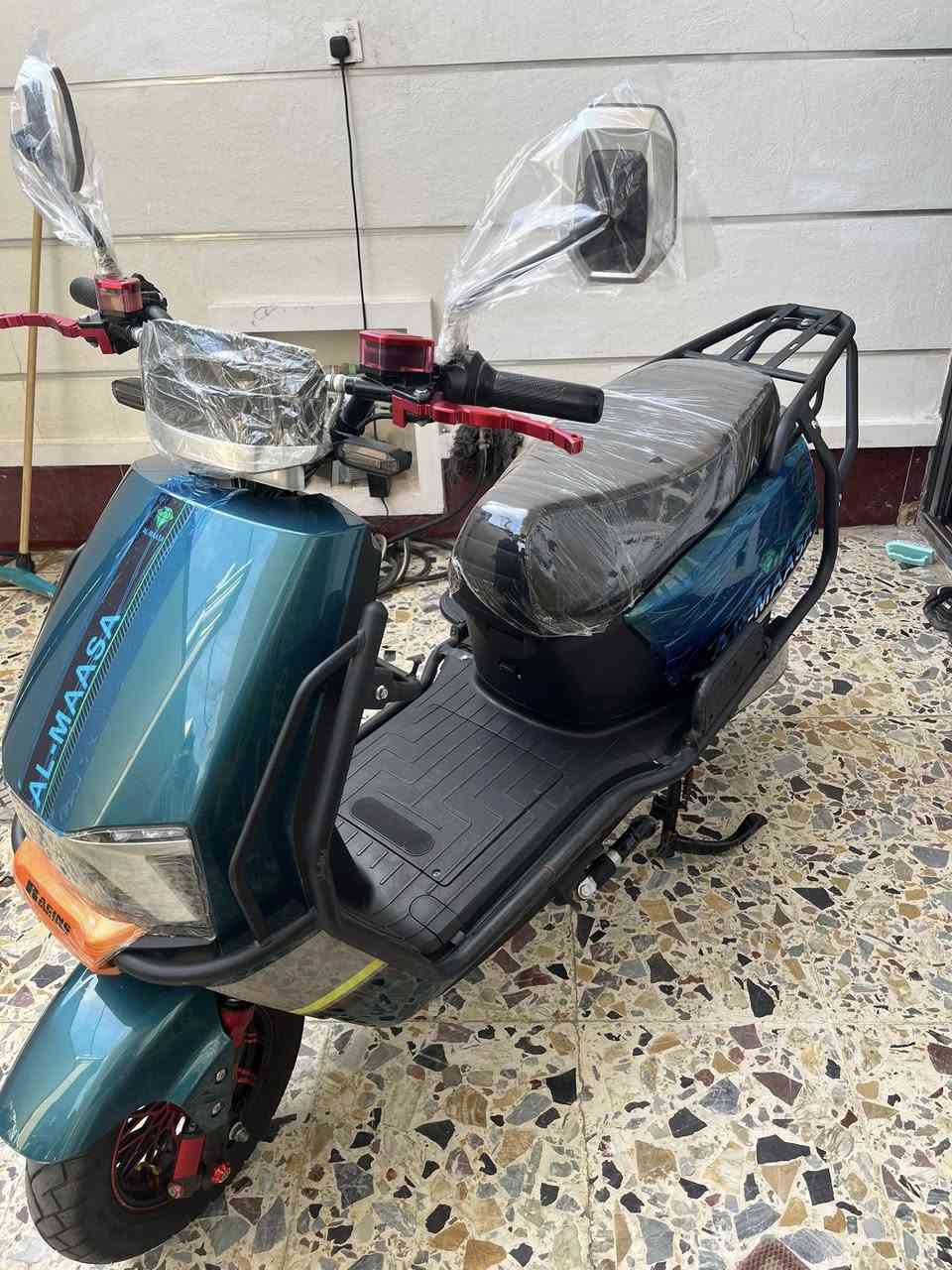 السلام عليكم ماطور شحن للبيع نوع ماسه مدرع بل كامل ماطور بعده جديد شخط مابي 6 بطاريات كبار شرط تفحص وين ميعجبك اربع سرع سرعته 99 موديل 25 نضام بك رجوع الى خلف دبل اشاره اشيار كله شغال هورن 
سعره 550 بي مجال عنوان رمادي تاميم قادسيه الاولى اتصال على رقم ***********
