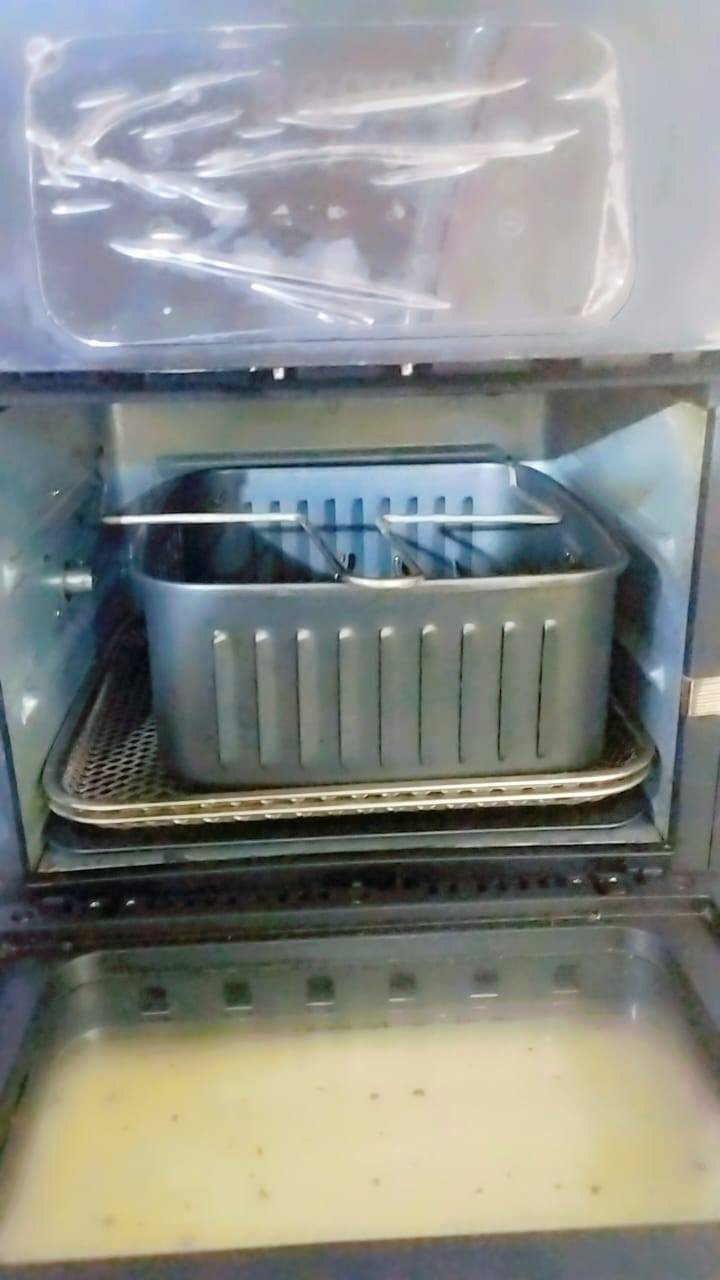 السلام عليكم عندي حوض سمك مع الميز وقلاية هوائية وجلسة كويتية الموجودات كلة جديد 
استفسار أكثر هاذا رقمي ***********
