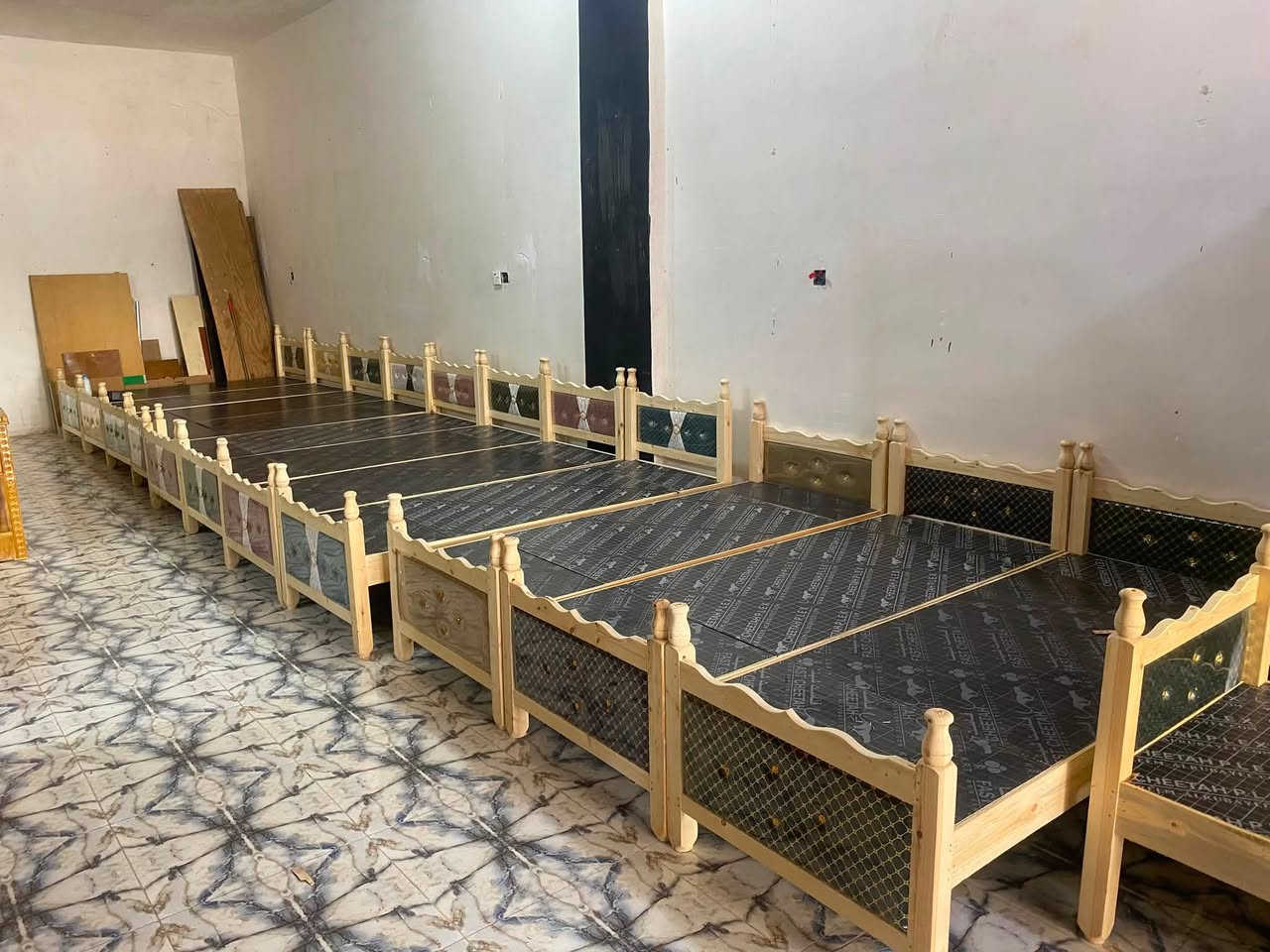 بفضل الله وصول سرير نفر      معرض طارق الحياوي للأثاث
نوفر لكم تشكيلة مميزة من:
1-🛏️ غرف نوم راقية  
2-بوفيات جميع الفصالات والقياسات
3-قناصير  2ابواب 
4-ميز مجارت
5-جزامات
6-كرويتات 
7-ميز حدائق 
8-طبلات 
9-كراسي دوار متحر 
10-تخت ابو النفر  ألوان 
مستعدين لتجهيز كافة الفصالات حسب الطلب 

💯 جودة مضمونة  
الاستفسارات 📞📞
طارق ابو محمود 
***********📞📞
***********📞📞
احمد.  واتساب 
***********📞📞

الموقع :السايدين  الرئيسي.  مجاور المستشفى ابن سينا الأهلي.   
معرض طارق الحياوي الأثاث 
📍 زورونا وعيشوا تجربة مختلفة في اختيار أثاث منزلكم

✨ بانتظاركم... أهلاً وسهلاً بكم
