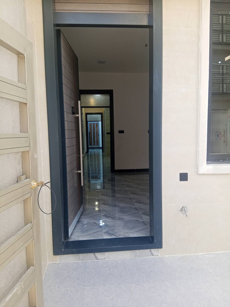 السلام عليكم ورحمة الله وبركاته 75 م للبيع بناء جديد فول الفول تحت اشراف مهندس بناء درجة اولا جمال +جودة عالية في التصميم والبناء+ موقع جيد + خدمات متكاملة المكان حي الجهاد الديوان في محافظه بغداد للستفسار وتواصل *********** ابو العز *********** ابو كمال سعر مناسب
