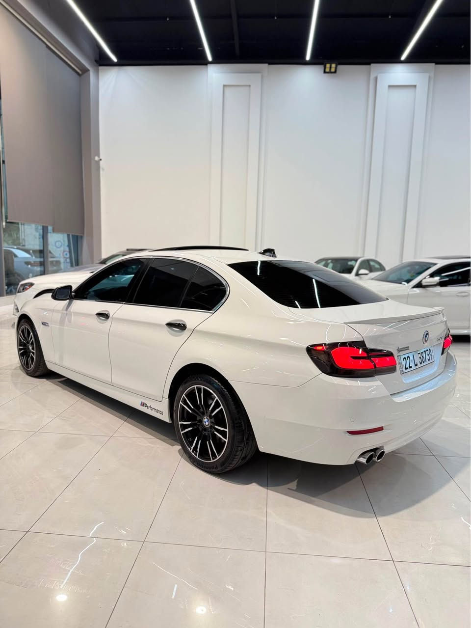 📣 للبيع: BMW 528i موديل 2016 (F10)
سيارة نضيفة (فول مواصفات)، جاهزة للاستخدام ولا تحتاج اي مصروف .

🔹 تفاصيل السيارة :
 الموديل: 2016 (الشكل F10)
وارد وكالة العروش
 المسافة: 195 ألف كيلومتر
 الحالة الميكانيكية: كير ومكينة بشرط الفحص، السيارة مسرفسة بالكامل (ما بيها أي مصروف نهائياً).
كفالة عامة، توجد شوية تعديل بارد بدون صبغ.

🔹 المواصفات :
داخل الأبيض، 
كراسي تحكم كهربائي  (ميموري).
 4 مودات  (Comfort, Eco, Sport, Sport Plus).
خمس بردات (خلفية وجانبية).
 بصمة.
 حساسات أمامية وخلفية .
شفتات ستيرن .

💵 السعر:
 185 ورقة (18,500$ دولار) وبيه مجال قليل جداً للشاري.
📞 للتواصل والاستفسار :
[***********] أربيل, العراق
