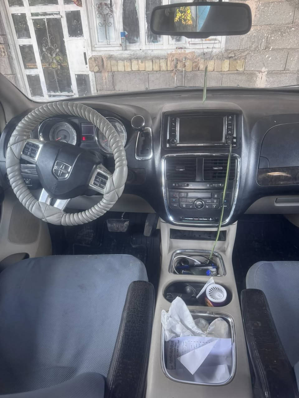 السلام عليكم ورحمة للبيع دوج كرفان موديل 2011سيارة خير من الله مكينه جديدة كير جديد البوب كهرباء والجنطه كهرباء سته سلندر محرك 3600 السنويه تنتهي 29  صدر جديد تخم تاير والسانور موجود بالصور السعر 13000$ 
للاستفسار ***********
