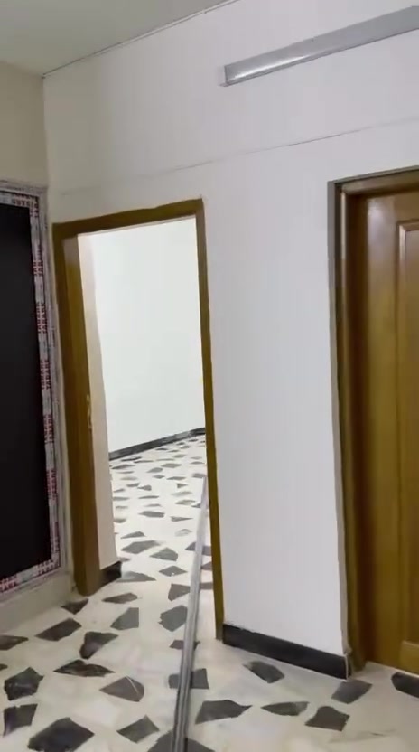 شقة ارضية جديدة للايجار 

غرفتين وصالة حولي وملحقات ومنور 

الشقة جديدة ومجهزة من السخان والماطور وخط نت ومولد 

ونظام كامرات واطفاء 

الايجار :  450 الف 

الموقع الاولى قرب فلكة الخشاب

للأستسفار الأتصال على الرقم التالي او واتساب :

***********
