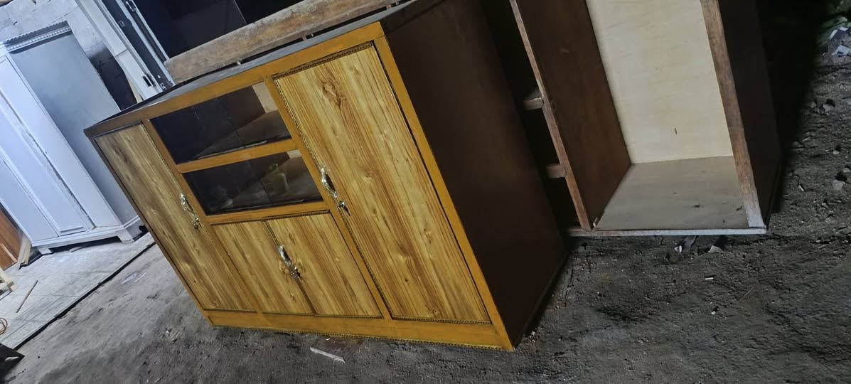 بوفيه تسكام نضيفه الطول مترين المكان الشاميه السعر ب 160 وهذا رقمي ***********
