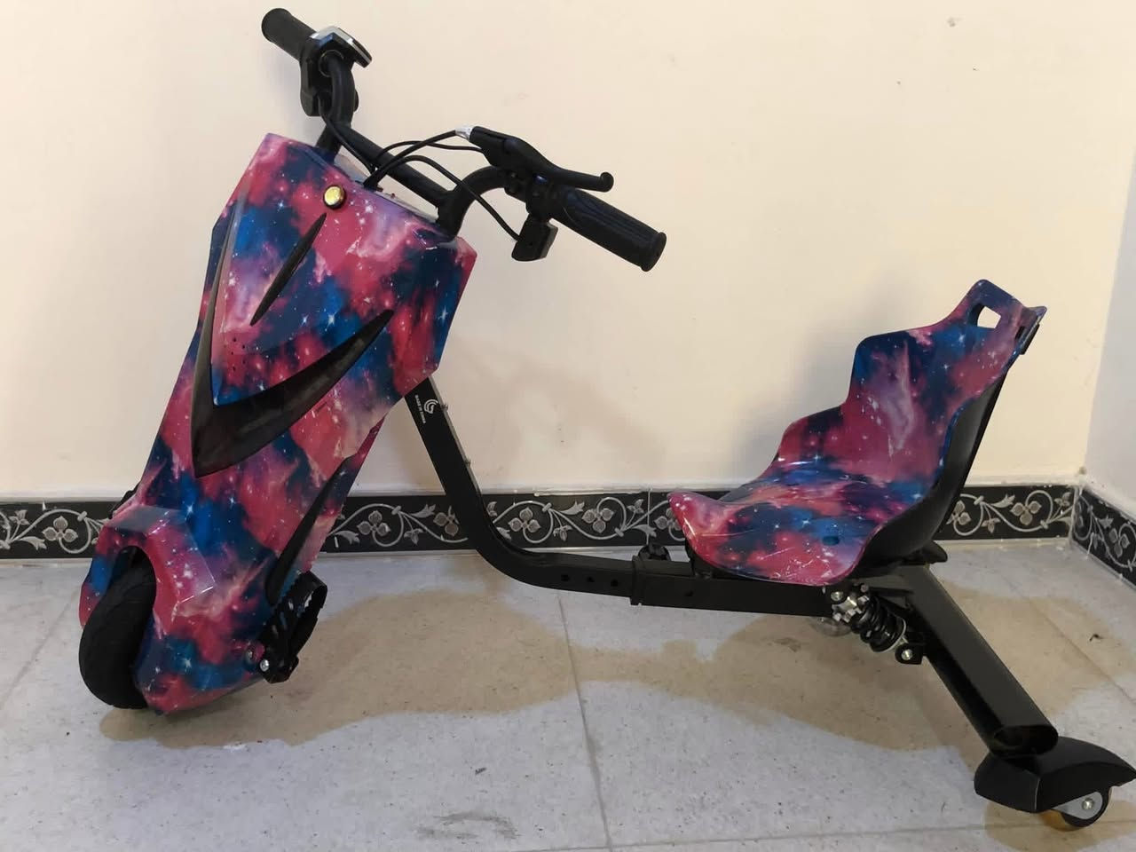 سكوترات درفت
بأسعار منافسه 
 (36v)فولت 
الشكل الجديد 2021 
المواصفات :
الشكل الجديد المطور 2021 
الوان مميزه و جديد 
سبايدر مان الاحمر و الازرق و اللهب و كثير من الألوان 
شاشه معلومات
دعسه دباب 
علم 
كفر أمامي ربل
(36v)فولت
مفتاحين ل التشغيل 
ثلاث سرعات 
1.2.3
بطئ. وسط . سريع 
امكانيه الاقتران بلوتوث :musical_score::musical_score:
بوري هرن:postal_horn: 
فرامل يدويه 
بطاريات (4400mA) امبير تشتغل لوقت اطول
كرسي متحرك بحيث امكانيه تعديل المقاس حسب الرغبة
شاحن 
يتحمل وزن 120كيلو 
دوران 360درجه 
انوار اماميه متغيره 
الاسعار 
السعر(250) 
العرض لفتره محدوده 
التوصيل إلى جميع مناطق العراق
الهاتف :***********
