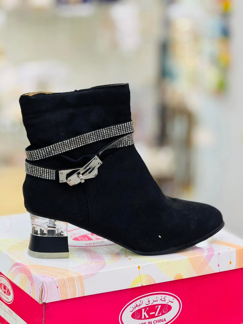 السلام عليكم عندي شلعة احذية وبوتات وشحاطات واحذية اطفال 850 قطعة. سعر القطعة 5000الف دينار
 وكلة جديد مثل ماموضح بل صورة وكلة غالي 
للاستفسار او التواصل يرجى مراسلتنا على الواتساب او الاتصال 
***********
