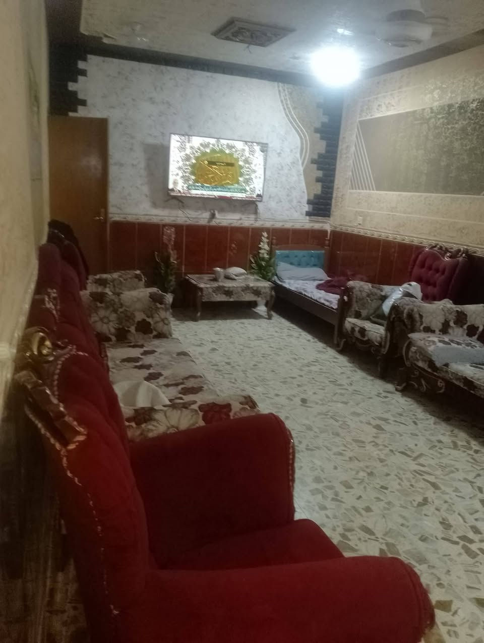 السلام عليكم دار للبيع المساحه 300متر  ركن على شارع الميه وعشره بي محلات ثنين زائد بيت خلف المحلات البيت يحتوي على 3غرف نوم استقبال مطبخ صاله البيت مسلح جاهز من كلشي قرب مولدة خالد الصبيحاوي***********الفرع امبلط
