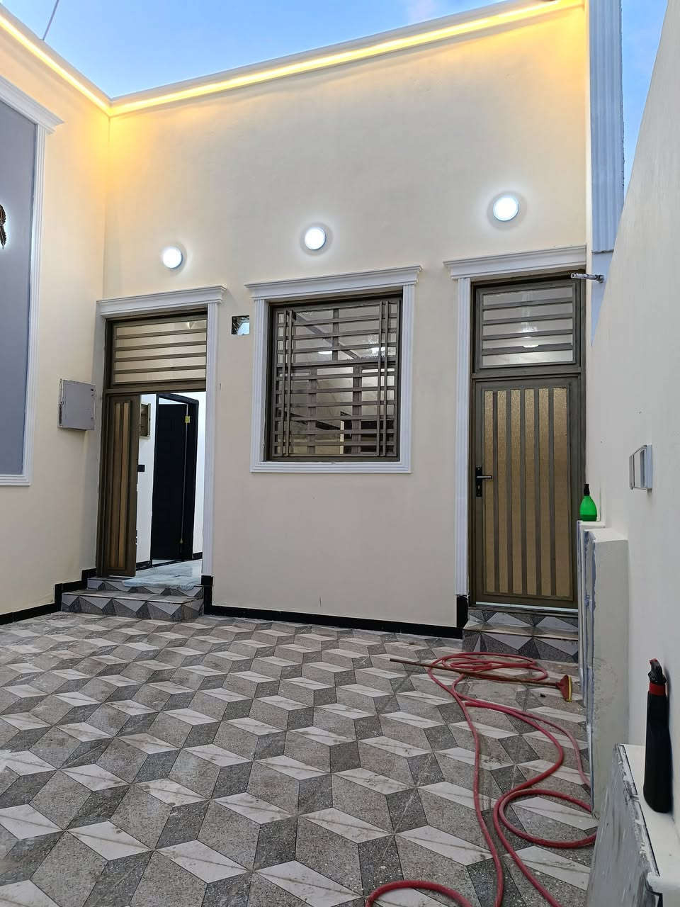 ♦️يعلن مكتب عقارات المسار
***********
عن دار للبيع 🏚️ 
في شط العرب باب االهوى  يبعد عن الشارع الدوالي 300 
♦️المساحة 200
♦️بناء درجة أولى بلوك 
♦️يحتوي البيت ع 3 غرف نوم+ صاله +مطبخ + دوانيه + حمامات داخليه وخارجيه+ 

♦️السعر 120 وبي مجال 
للاستفسار اكثر اتصل  
***********
نستقبل عروضكم دور سكينه وقطع اراضي في شط العرب فقط
