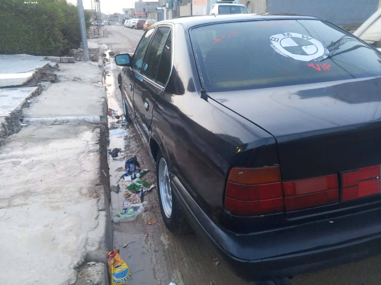 السلام عليكم بي ام للبيع ٥٣٥ محرك فل كير اوتوماتيك موديل ٩١ رقم نينوى مسطرة سنويا  ورقم وهزه جديد اربع جامات كهربائي جاملخ من جها سائق مبدل بدون صبغ وجامبلخ وره معجون فقط الباقي بدون صبغ الي حاب يتواصل خاص او اتصل على رقم ويا سعر ***********
