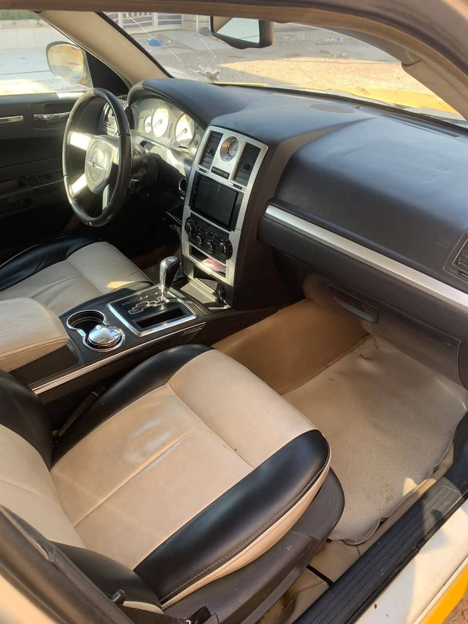 السلام عليكم
اوباما 2010 اصل رقم بغداد 
خطها عمارة - بصرة 
سنوية ل27 راعيها بميسان وعندي وكاله عامة
سيارة جاهزه 
كير ومحرك
وحدادية فول
فقط غاز تبريد 
مابيها عيب شرعي سياره جديدة تاخذها كبل للشارع 
السعر 115$ 
وسونارها موضح بالصوره
الشراي يتصل ماعندي خاص 
***********
