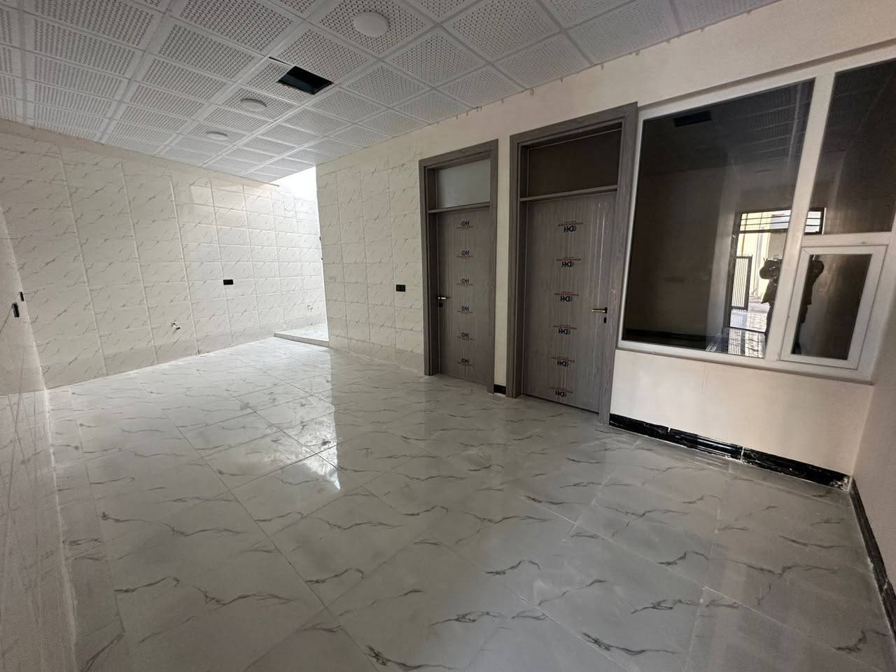 رقم الاعلان 2356
#دارللبيع 130م
صفر مامسكون _zero
كركوك بنجاعلي خلف المستوصف
#مكونات (غرفتين نوم وهول ومطبخ وصحيات وكراج سيارة)
فرع نبليط
نظام دكت
فول خدمات
فول سيراميك.
فرع عريض
قريب من سوق
#سعر38مليون و بي مجال
☎️*********** واتساب
☎️*********** فايبر
#مكتب_ازاد_للعقار
