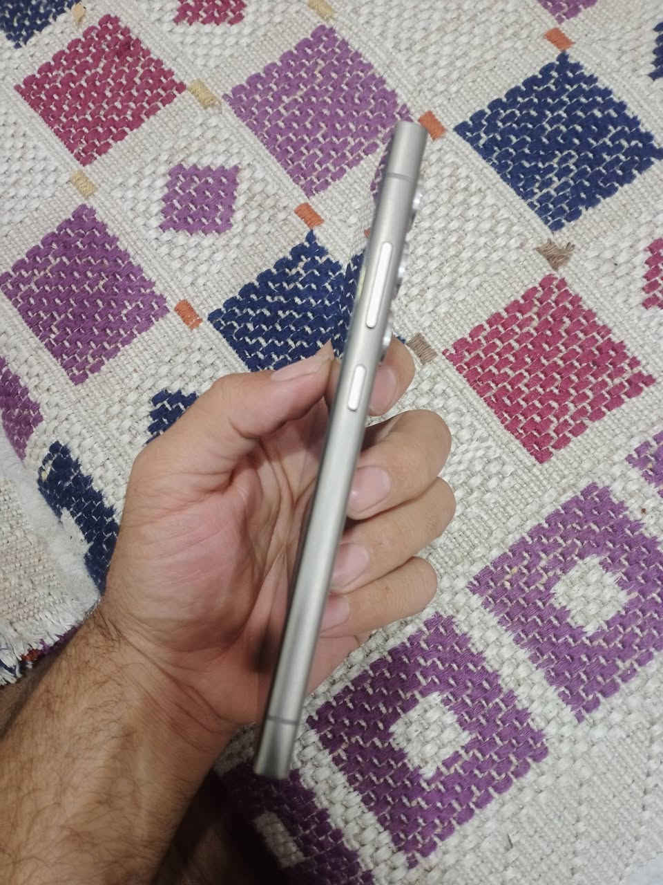 سلام عليكم للبيع 24 الترا نص تيرا كفاله عامه فقط فطر بظهر جدا بسيط كما موضح الك بصوره سعر 775 المكان واسط مركز المدينه للستفسار ***********
