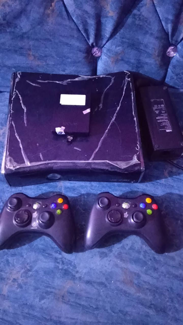 إكس بوكس 360 كامل ملحقات معه هارد 256 كيكأ ويا محوله وجوستاكت جدد جهاز جهاز شغال بس ما يعرض على شاشا ماعرف شنو عطله ابيعه فحم ملحقاته كلهن شغالات مكاني بغداد حي النصر *********** السعر 40 قفل
