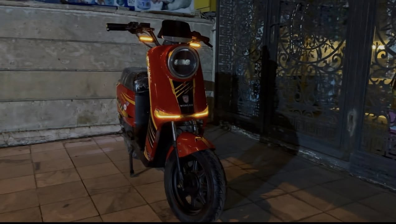 دراجه نضيفة
5 بطاريات كبار 
لون احمر 
بيها نقص كشن خلفي فقط
الدراجه محافظ عليها 
مصار شهرين من ماخذها 
نظام R و نظام P 
سماعات. بلوتوث 
هورن باخره 
مكاني بغداد الدورة شارع الشرطه 
السعر 450 
تمشي مسافه40كيلومتر بالشحنه الواحده
رقم ***********
