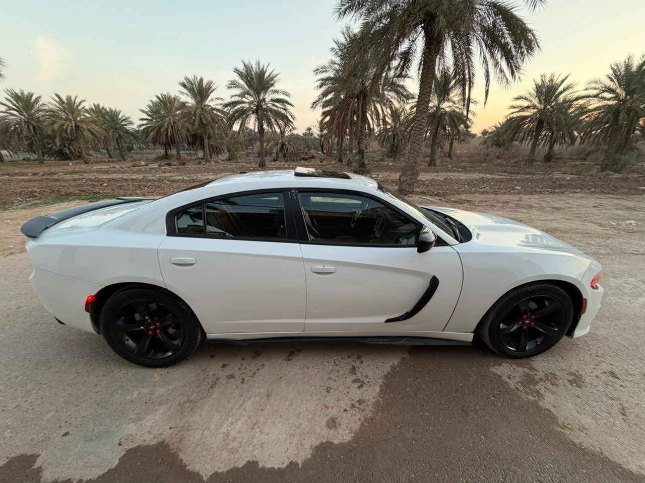 سلام عليكم جارجر موديل 19 فول مواصفات للأخير
بصمة + بصمة أبواب 

-2 فتحة سقف 

-3 كشنات جلد احمر 

شاشة حجم كبير + كار باي 

لدات متغير ألوان 

كشن السايق كهرباء 

محرك 3600 

رقم بغداد تحويل مباشر بأسمي 

عنوان بغداد الدورة 

السعر 195 وبيها مجال وجميع التفاصيل موجودة بالسونار تحياتي  ***********
