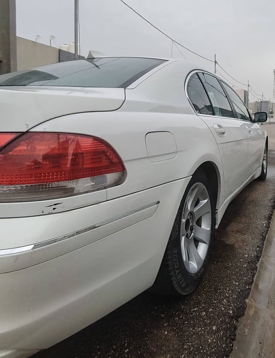 السلام عليكم 
باخره ٢٠٠٥ 
رقم كركوك اصولي سنوية عظم وملصق  بدون كمرك 
فقط تدفع الكمرك تتحول بأسمك  بيها استماره تسجيل يوم ٢٥ /٣
فول مواصفات 
بيها منظومه غاز ايطالي 
تبريد ثلج مناخين ٣ قطع 
كشنات كهرباء تدفئه وتبريد 
بيبان وجنطه شفط 
جنطه كهرباء 
حساسات امامي خلفي 
بردات جانبية وخلفيه كهرباء 

السعر ٧٥ 

المحرك بي خربطه 
ينزل من سعرها 

***********
