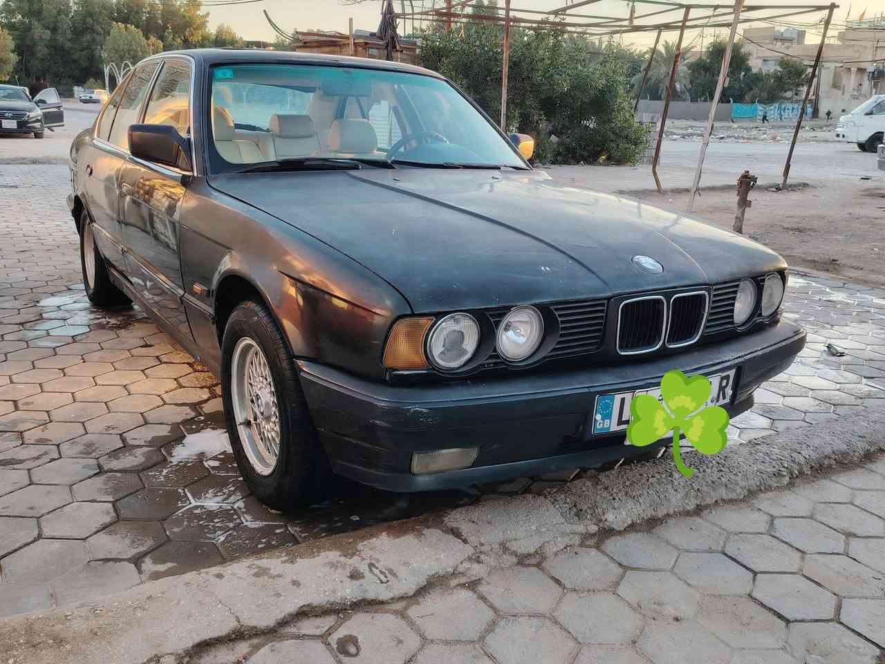 BMW كير عادي محرك مفتوح بيها ضربه حاملغ كدام جها السايق غرفه جديده مخرك كير جدد حاويه حداديه وره كدام جديده كربأيات كلها شغاله سعرها ٤٢ مكان سياره نجف للستفسار ***********
