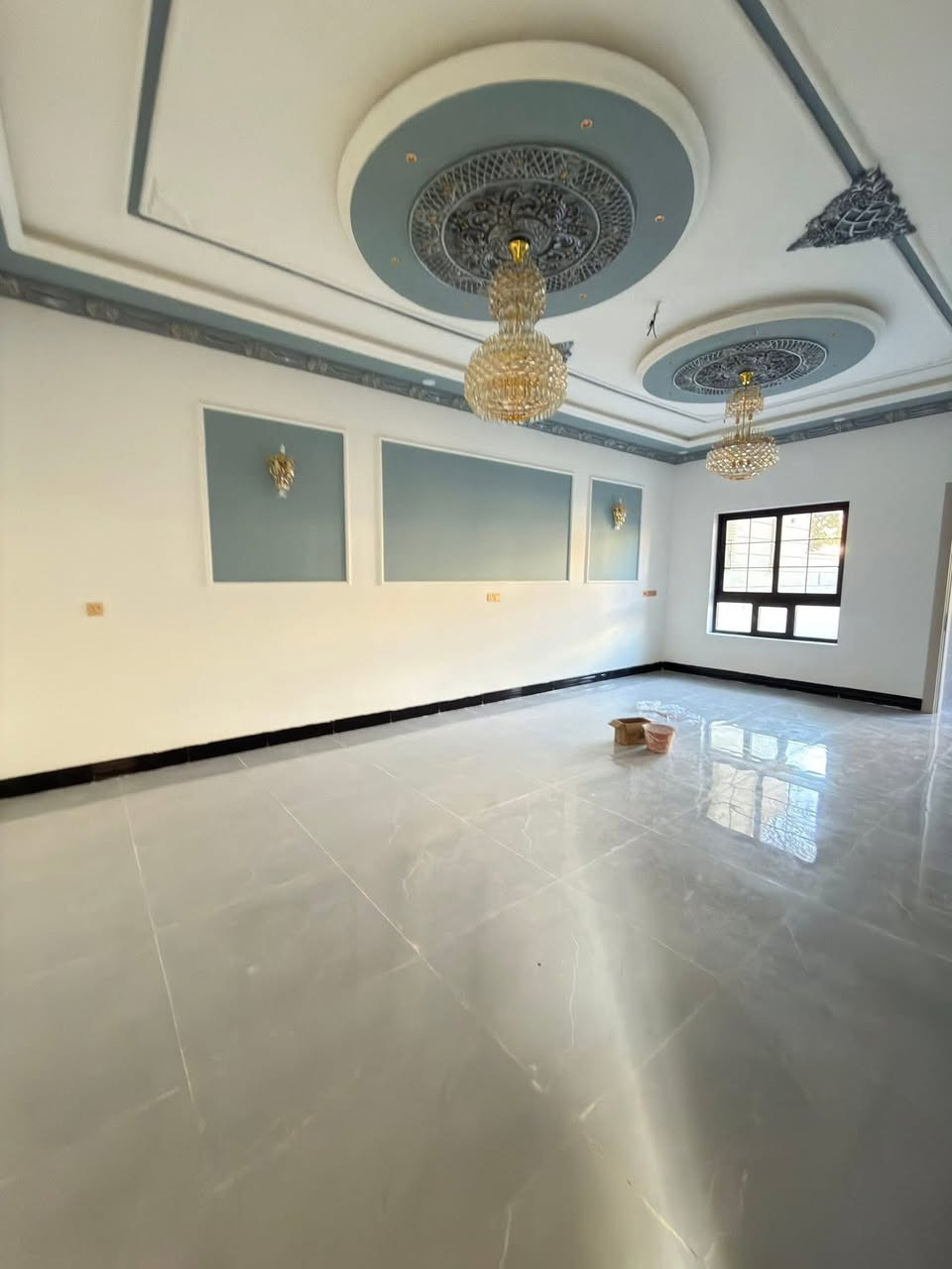دار سكني للبيع في تكريت القادسية شارع المستشفى العسكري

المساحة 300 متر واجهة 10م نزال 30م

دار موقع مميز وبناء راقي فول

يتكون الدار من 4 غرف نوم 🛌 

واستقبال ومطبخ وكراج وحديقة ومجاميع صحية ومناور

الدار شغل فول الفول

سحب ملكي ارضية بورسلين هندي

شارع 15م تبليط

واجهة حجر حلان 

السعر جداً مناسب

للاستفسار الاتصال

***********

