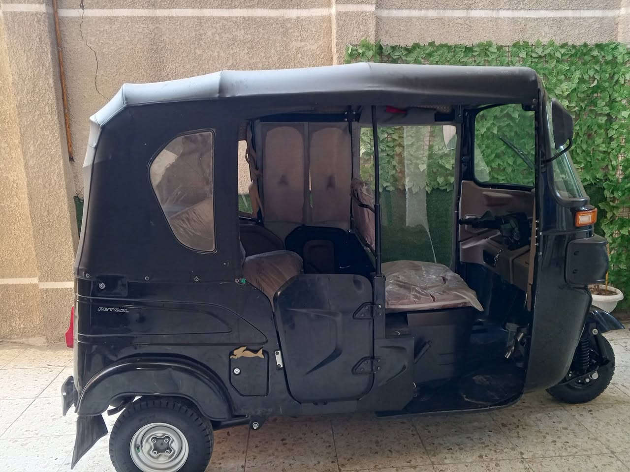 سلام عليكم تكتك للبيع موديل 22 رقم وسنوية  مكاني مدينة الصدر السعر 9 وربع   للاتصال ***********
