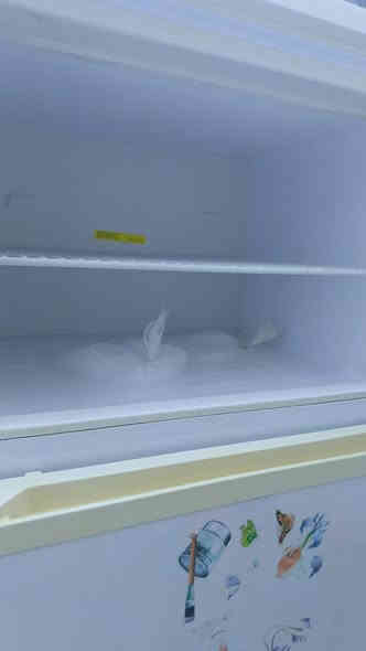 ثلاجه للبيع شرط الشغل السعر 150 وبي مجال المكان حي العروبه اتصال على رقم ***********
