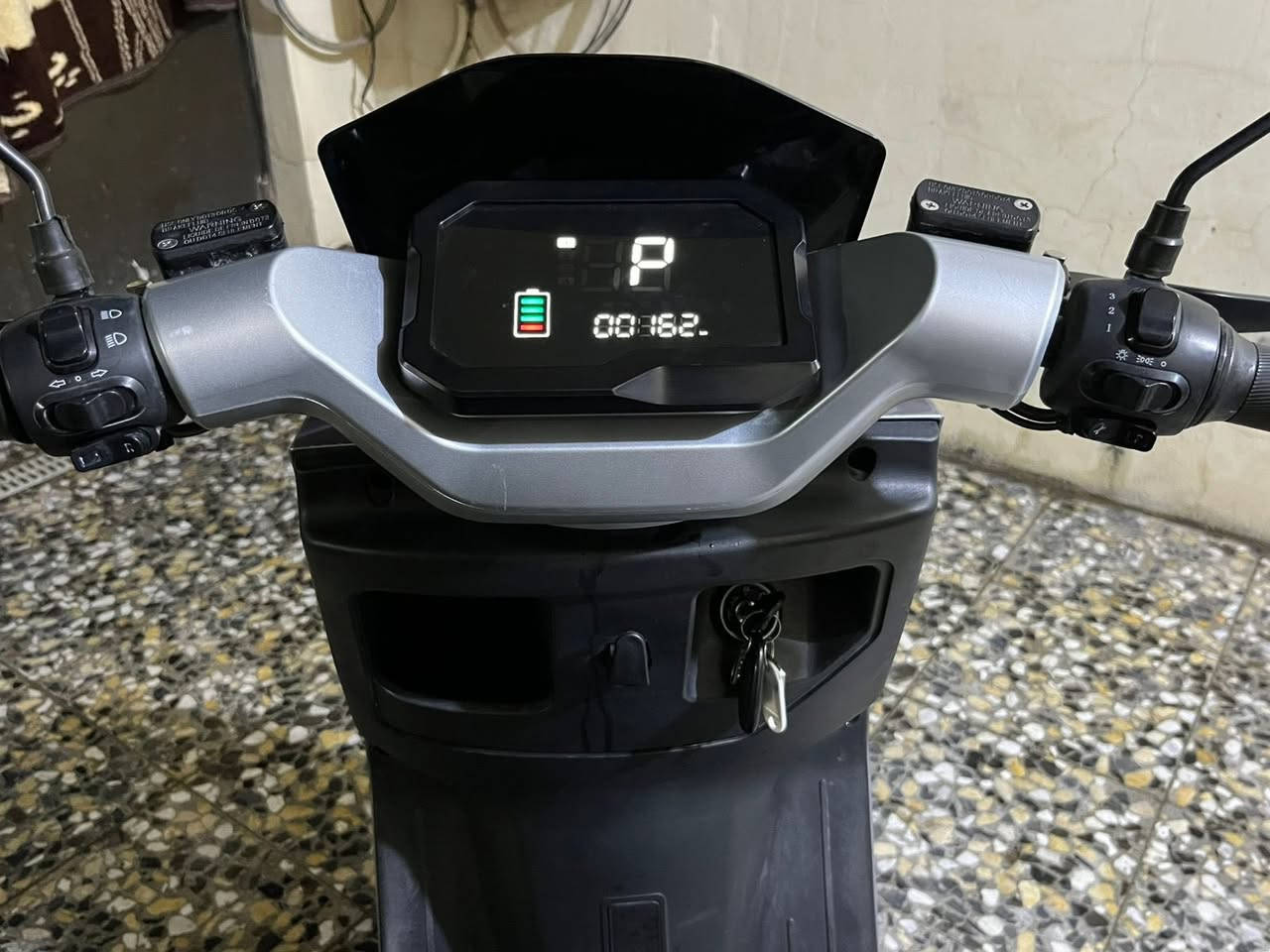 سلام عليكم دراجه شحن للبيع 6 بطاريات بريكات هايدروليك اشاير يمنه يسره ملف 2000 دراجه ستخدام 3اشهر جديده السعر600 وبيه مجال مكاني بغداد ابوغريب ***********هاذه رقمي للتصال اي استفسار ومتواجد فيس
