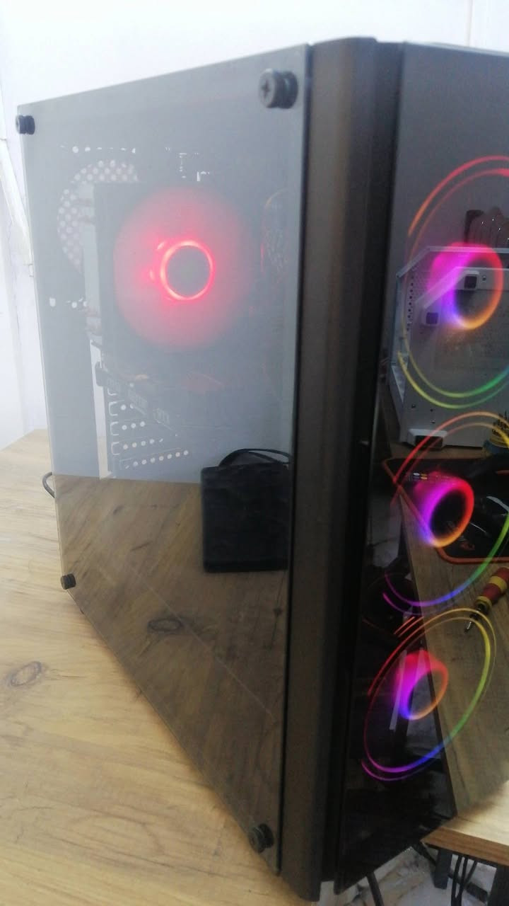 🖥️ مواصفات الجهاز:
CPU: Intel Core i5-10400F – أداء ممتاز للألعاب
GPU: NVIDIA RTX 2060 6GB – تشغيل جميع الألعاب على 1080p بجودة عالية
RAM: 16GB (2×8GB) KLEVV 2400MHz
Motherboard: H410M S2HG
Storage: 128GB NVMe SSD + 1TB HDD
Power Supply: 700W Gamemax –  
Case: Mid Tower مع 4 مراوح RGB – نظيف 
Cooling: Cooler Master CPU Fan (Stock)

السعر: 700,000 د.ع
مستعمل نظيف جداً
توصيل متوفر
اي استفسار الخاص مفتوح


**إذا كنت صاحب هذا الإعلان وتريد حذفه لأي سبب، رجاءا أرسل رسالة إلى الدعم الفني**