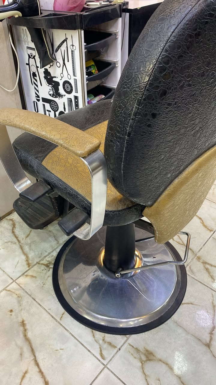 السلام عليكم للبيع كرسي حلاقه نضيف جدا اسود ذهبي السعر رقم التلفون ***********
