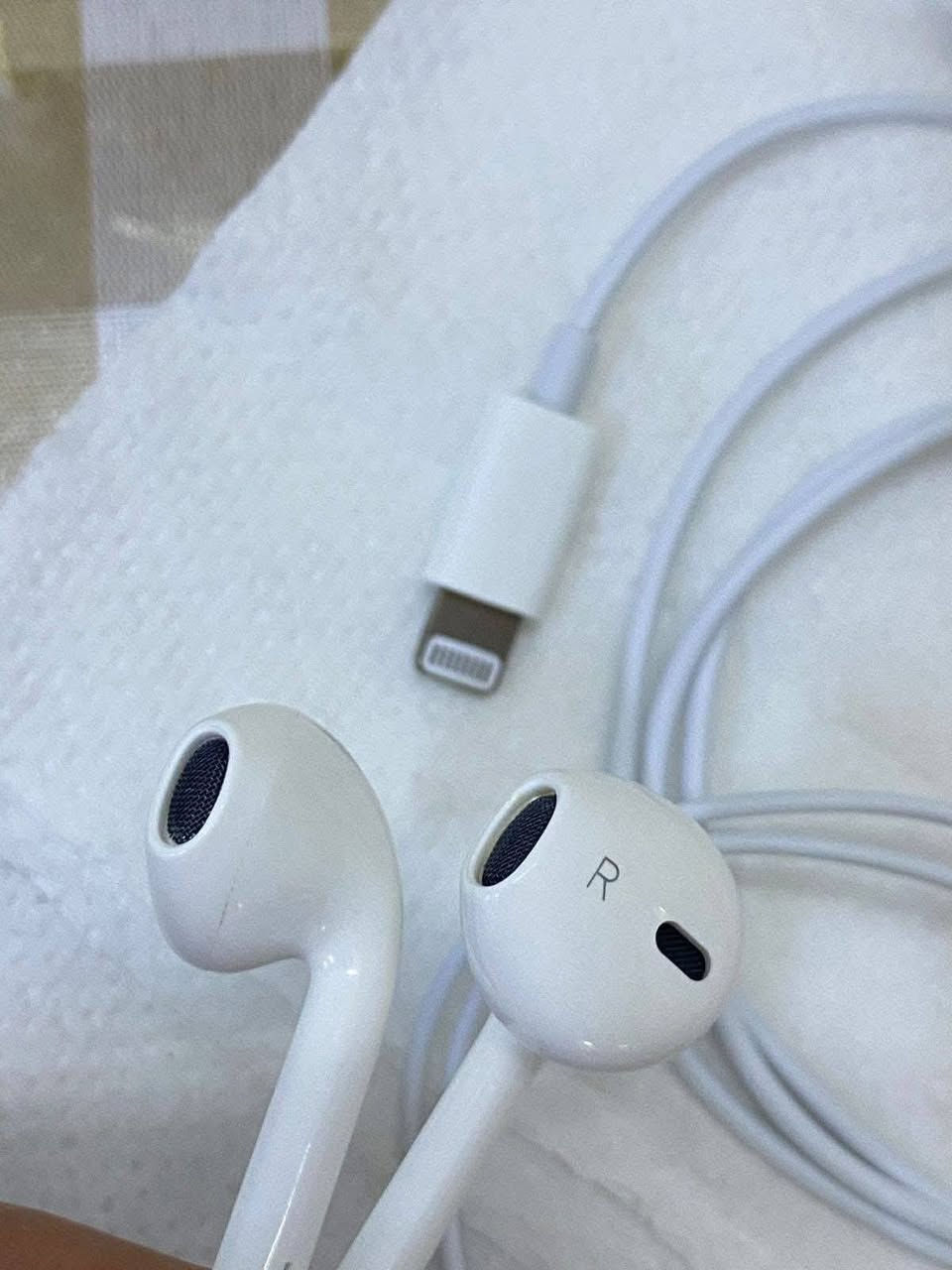 ملحقات آيفون اصليه عل فحص وضمان 

السعر 20الف مع توصيل مكاني بغداد رقم ***********
