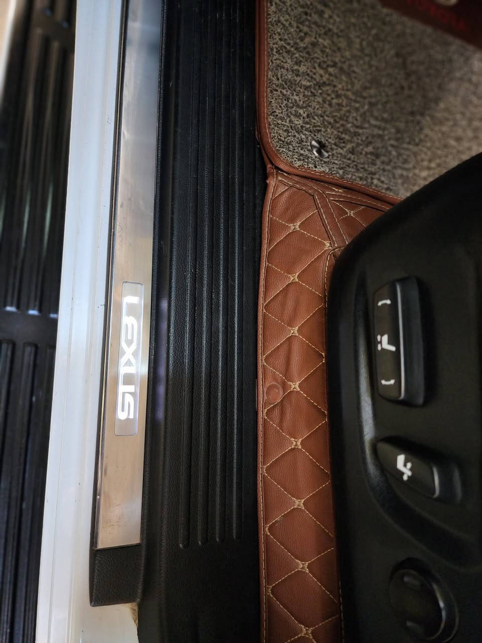 سلام عليكم لكزز برادو ..GX460 بريمي اصل 2014
رقم انكليزي- سنوية اصدار شهر الواحد 2026 
ماشيه 98 الف حقيقي 
كشنات قرميدي 
 فتحه سقف سلايدروف  
ثلاجة فول مال صيف والله 
تخم تاير اصلي ياباني برجستون
 تدفئة وتبريد بل كشنات + تدفئة ستيرن
كراسي كهربائيه / وضع قيادة السائق / اضويه لد LED نظام ترحيب انارة   
 سنترلوك
👈 تشغيل عن بعد 
مرايا كهربائيه شفط 
 شاشه لمس   
جكات 
 مثبت سرعة   رادار واكف 
 4كامرات    360       
 كشنات جلد قرميدي لون
كشنات خلفي كهرباء 
 •حساسات امامي وخلفي 
ملاحظة /  الدعامية الخلفية مصبوغة سيارة متوقفة ع رصيف وانطخت الخطاء من سايق تكسي 
مكاني بغداد/ اليرموك 
لل استفسار ***********
